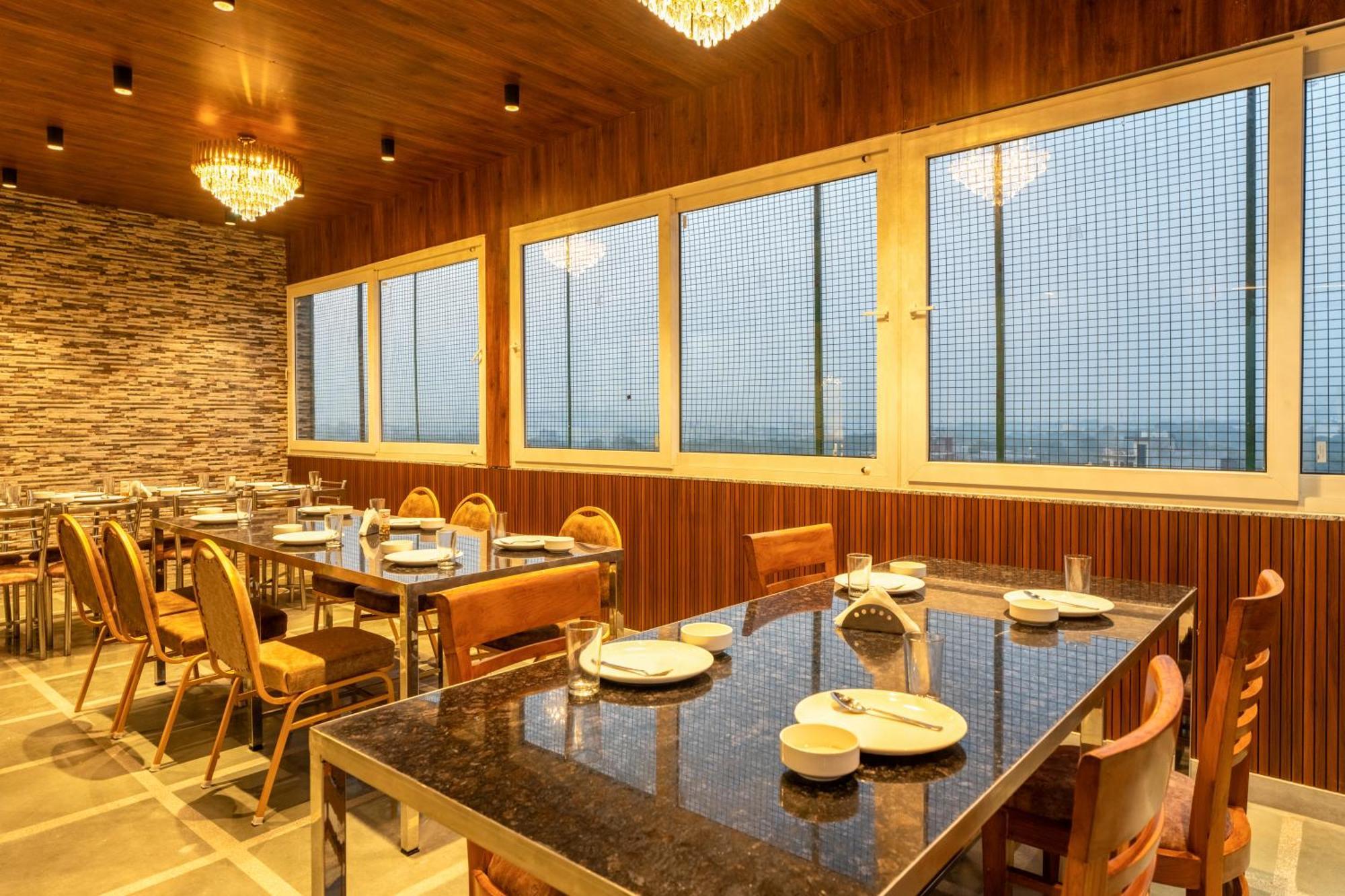 גורגאון Plum Tree Hotels מראה חיצוני תמונה